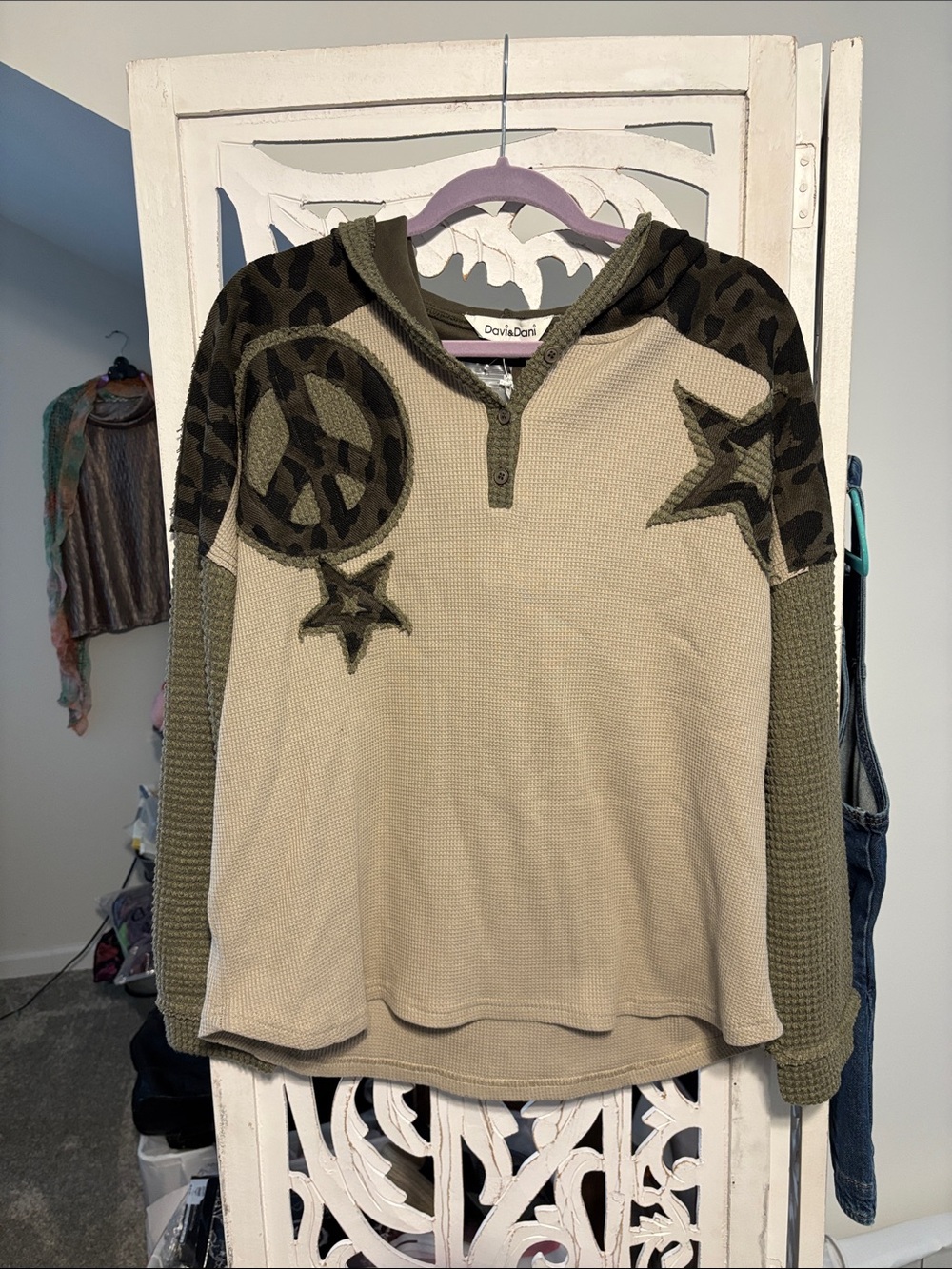 Vintage-Inspired Olive & Cream Hooded Thermal Top with Star & Peace Appliqué -